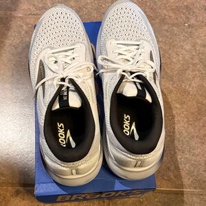 Brooks Men's White and Gray Athletic Shoes